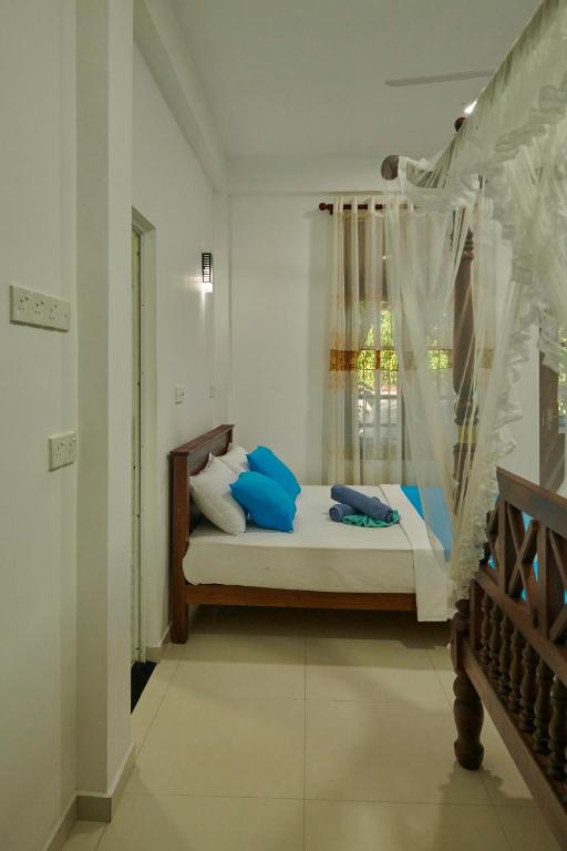 Postel nebo postele na pokoji v ubytování Azure Resort Mirissa