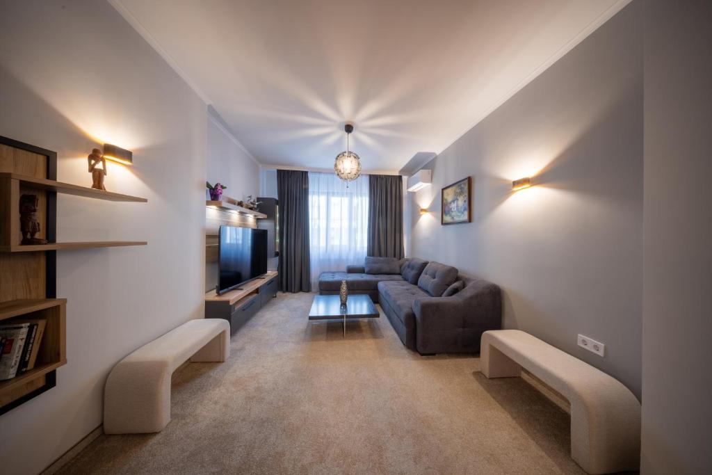 Top Centre Spacious 2 bedroom Apartment