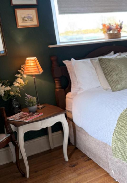 Postel nebo postele na pokoji v ubytování Fennor Park Lodge
