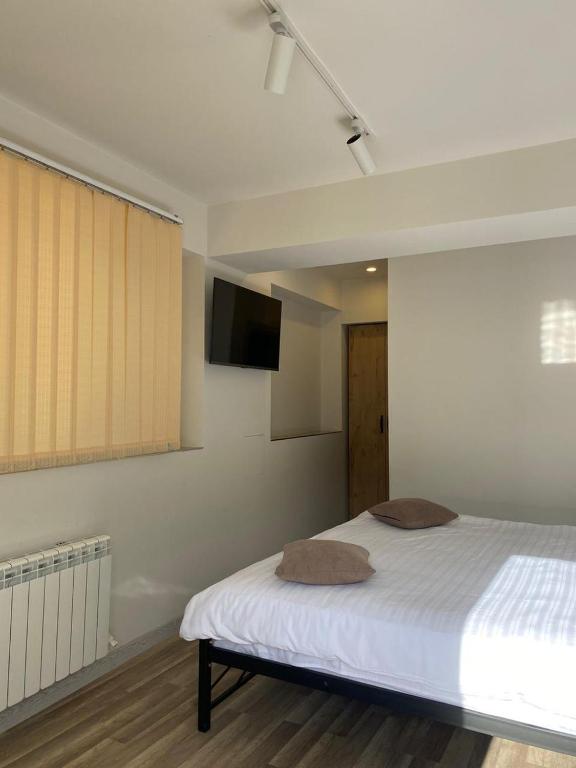 Postel nebo postele na pokoji v ubytování Taniqinn Dilijan Hotel