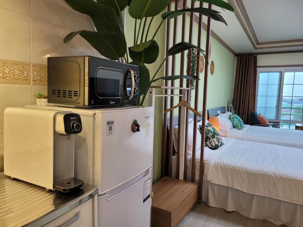 Kuchyň nebo kuchyňský kout v ubytování Aewol Yeonhwachon Pension