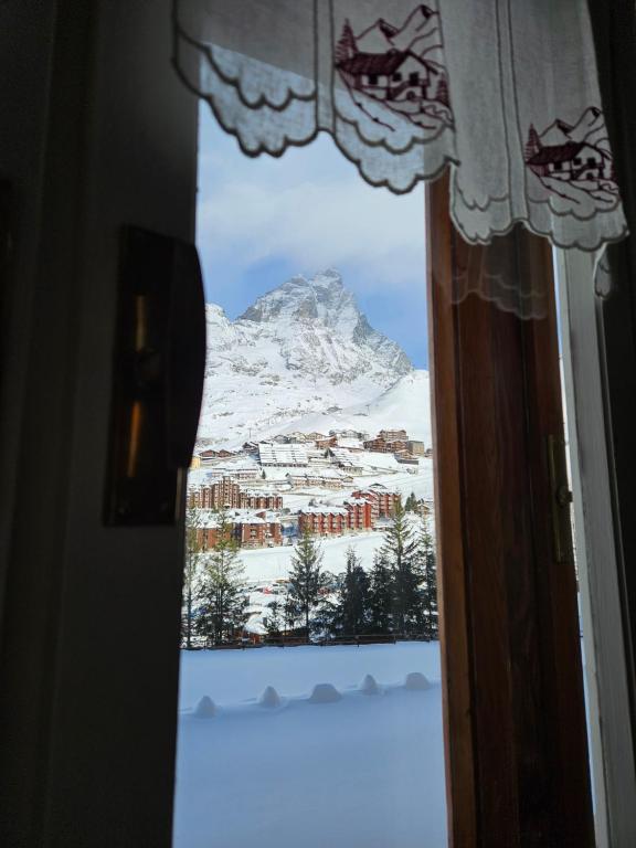 A general mountain view or a mountain view taken from Az apartmant