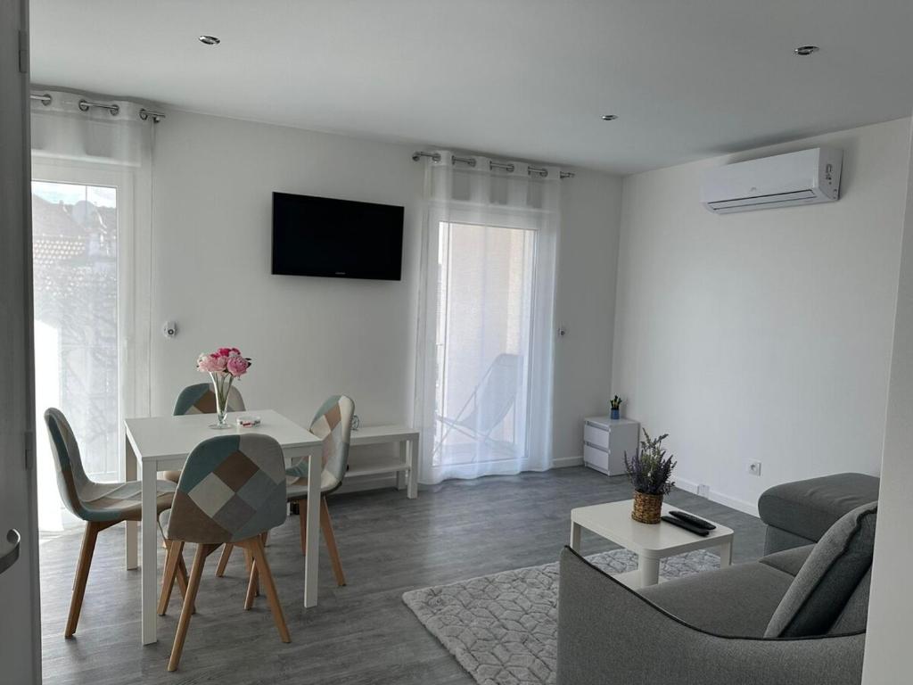 a living room with a table and a couch at Appartement 4 personnes in Vitry-sur-Seine
