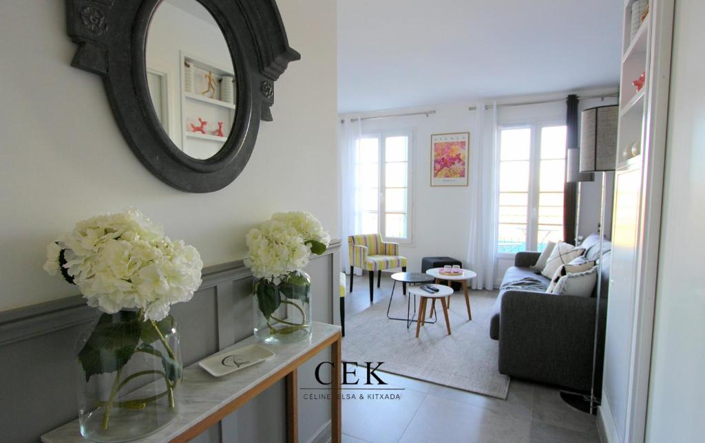 - un salon avec un vase de fleurs sur un comptoir dans l'établissement NOVA4- Cozy Apartment 8 ppl- Near Disneyland Paris, à Serris