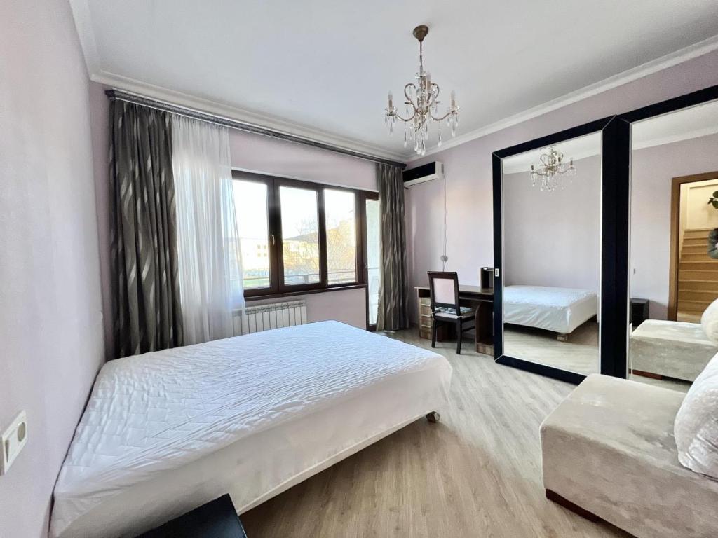 Postel nebo postele na pokoji v ubytování Villa in Tbilisi