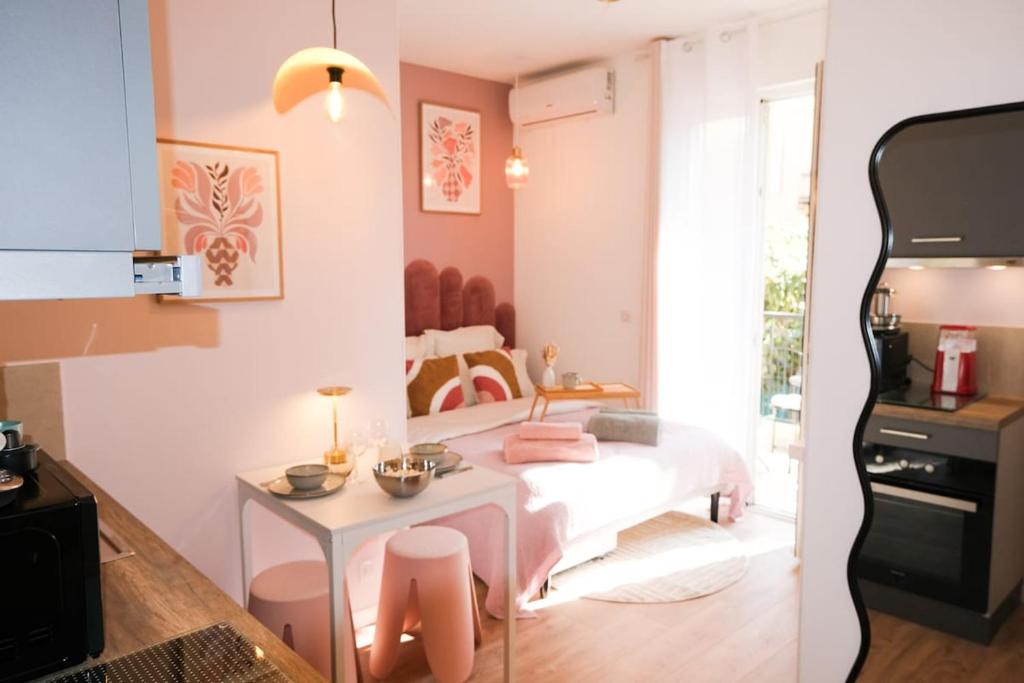 une petite cuisine avec une table et une chambre dans l'établissement Casa Luna, à Nice