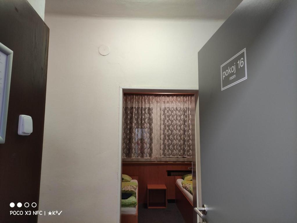 Postel nebo postele na pokoji v ubytování Hotel a ubytovna Zimní stadion Slaný