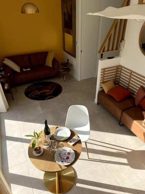 un salon avec une table et un canapé dans l'établissement La Sapinière, à Angoulins-sur-Mer