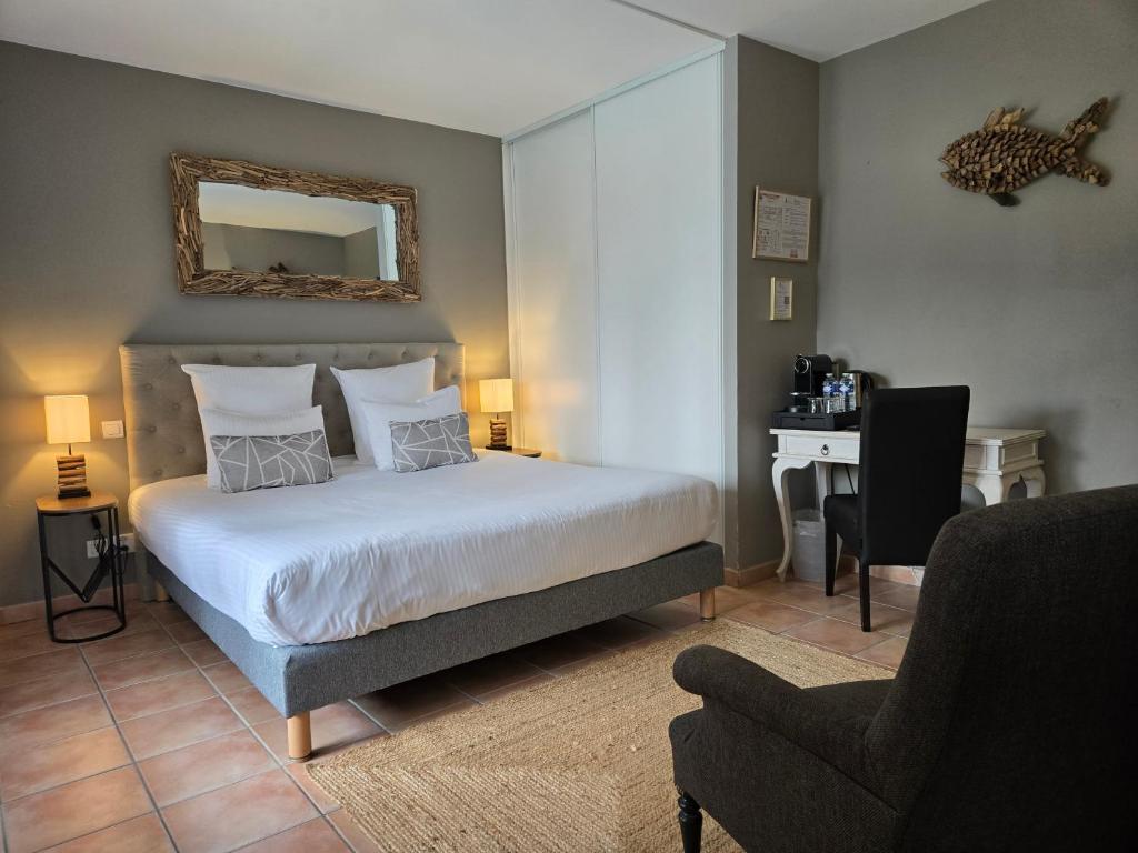 Postel nebo postele na pokoji v ubytování Hôtel Le SAINT-GENIÈS