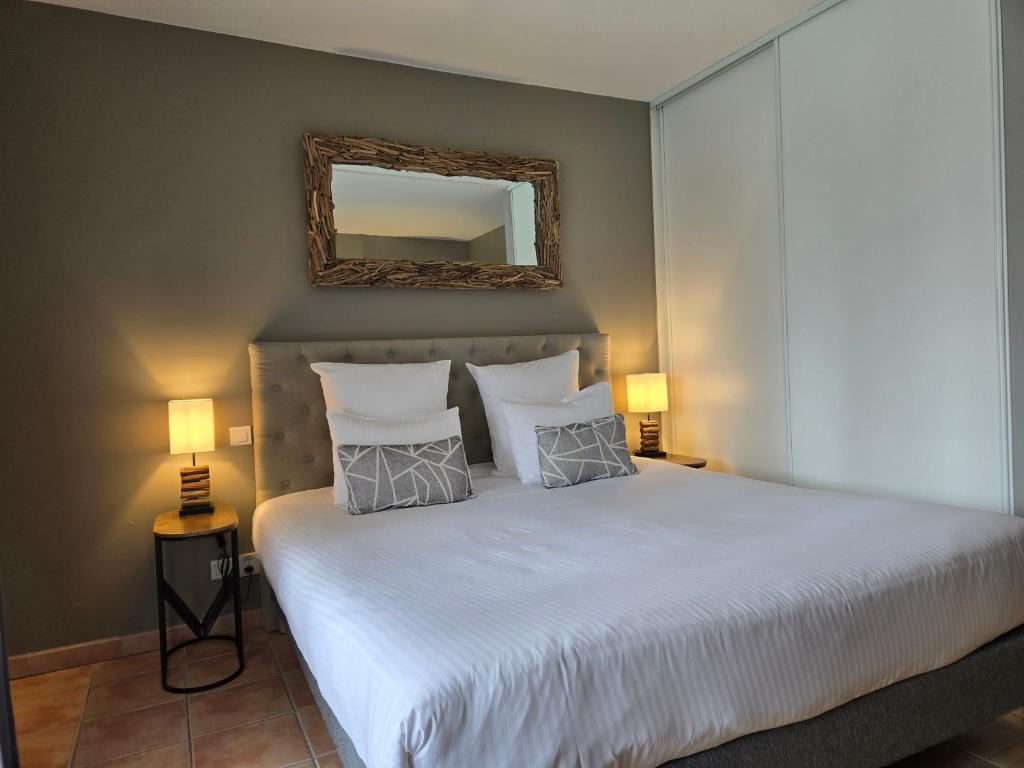 Postel nebo postele na pokoji v ubytování Hôtel Le SAINT-GENIÈS
