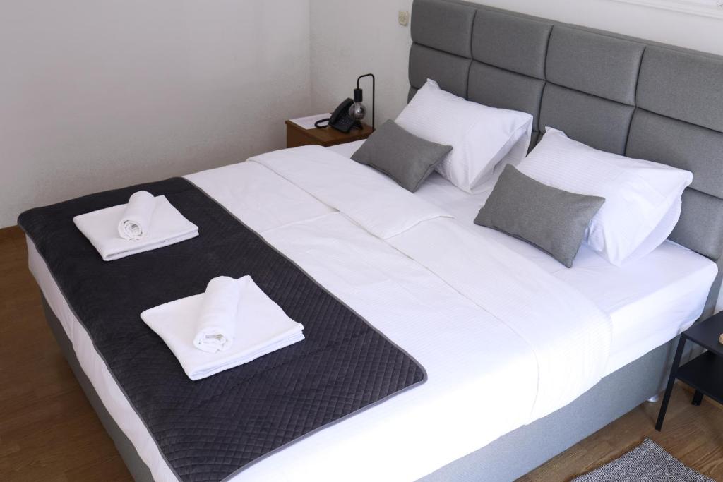 Postel nebo postele na pokoji v ubytování Artena Hotel