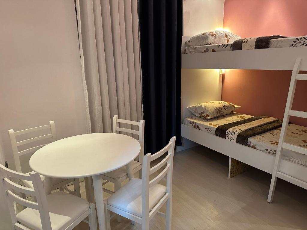 Postel nebo postele na pokoji v ubytování Tirana Blloku Vibes Hostel
