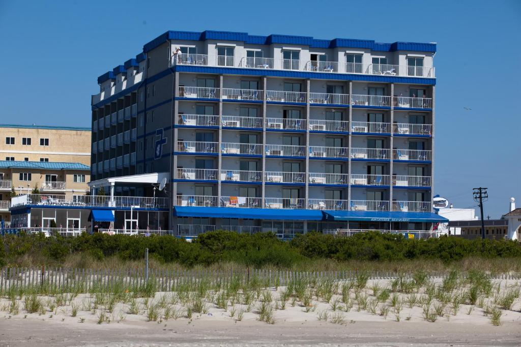 un hotel en la playa junto a la playa en Adventurer Oceanfront Inn, en Wildwood Crest