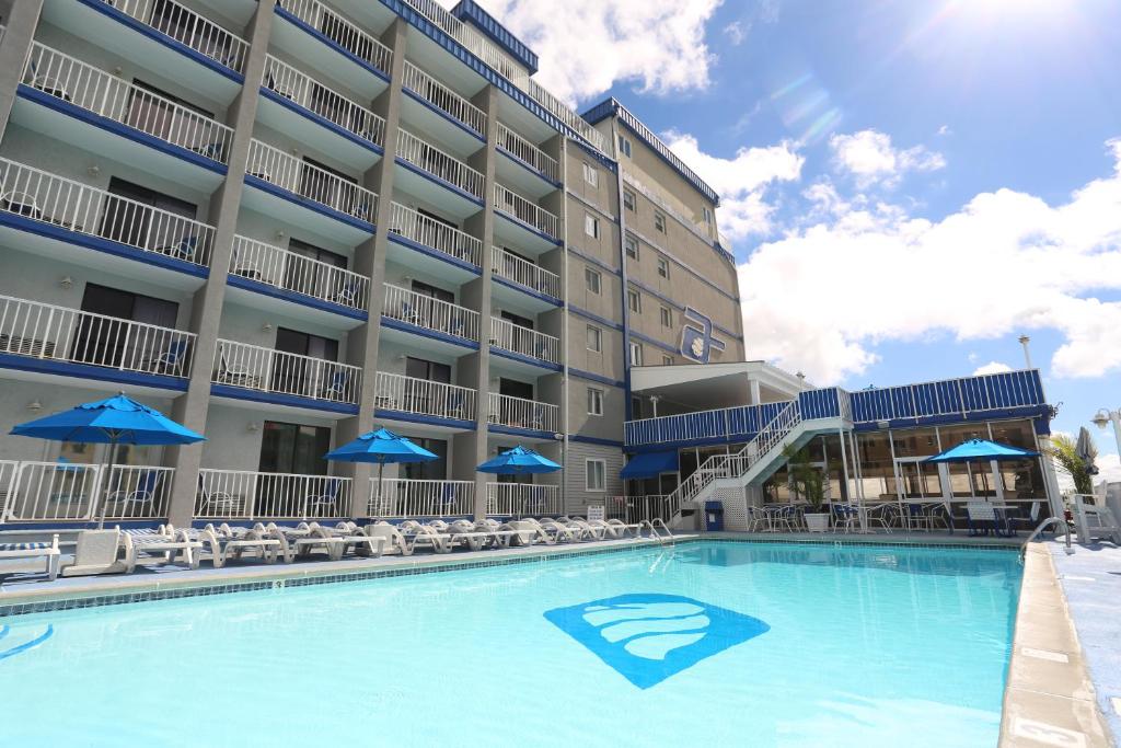 Bazén v ubytování Adventurer Oceanfront Inn nebo v jeho okolí