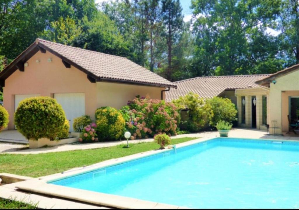 une maison avec une piscine devant une maison dans l'établissement Villa with pool in Private Golf Residence, à Saint-Sulpice-et-Cameyrac