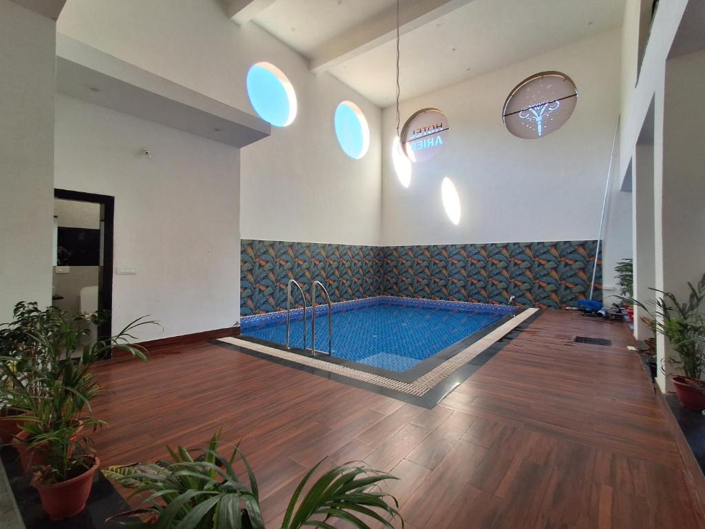 Bazén v ubytování Hotel Aries Pushkar nebo v jeho okolí
