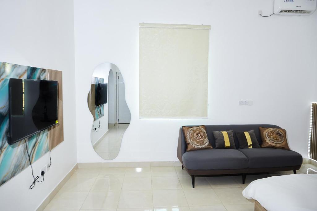 TV a/nebo společenská místnost v ubytování Tee-whyte private home