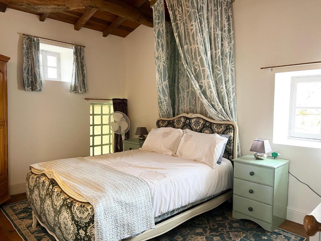 een slaapkamer met een bed en een raam bij Maison des Roses in Saint-Savinien
