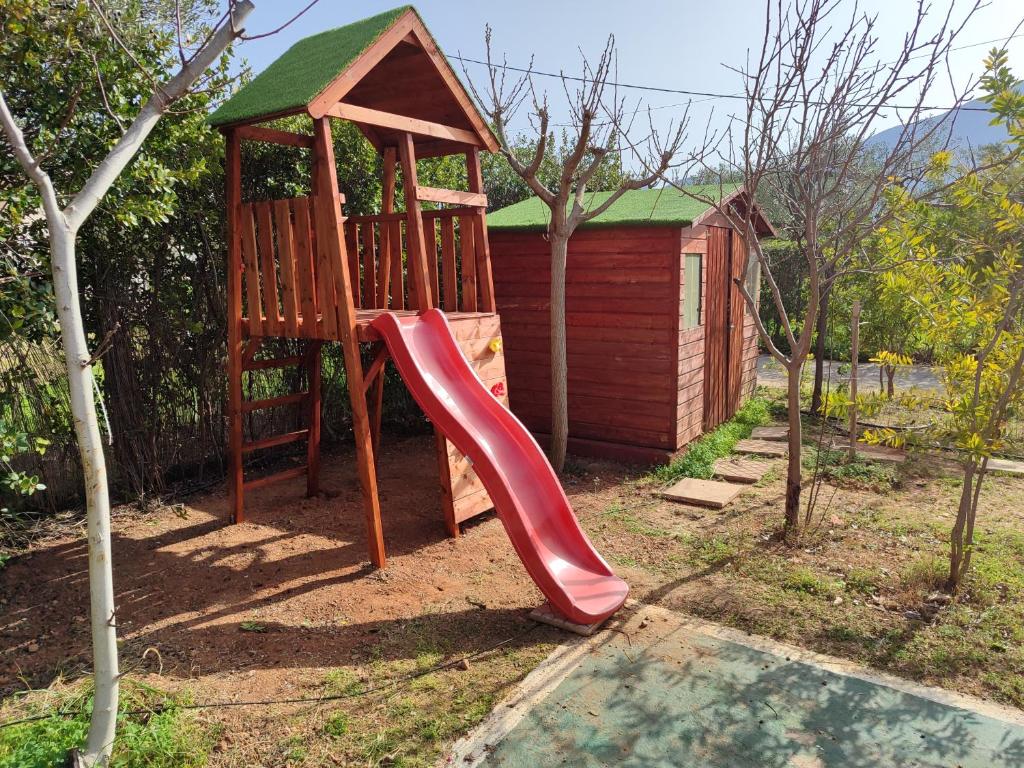 George's family friendly maisonette with great exterior játszósarka