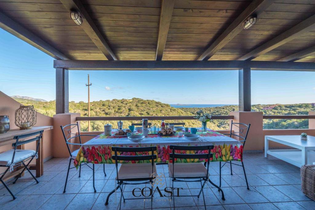 Una mesa en un balcón con vista al mar. en Mare & Tranquillità - Trilocale con Wi-Fi, en Olbia