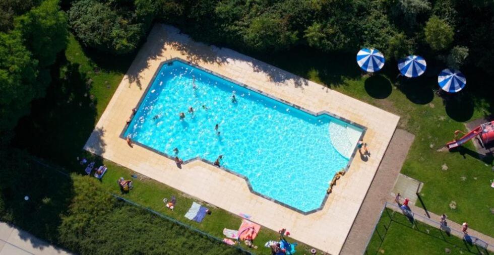Bazén v ubytování Chalet Makkum C99B met prive gelegen tuin aan het water nebo v jeho okolí