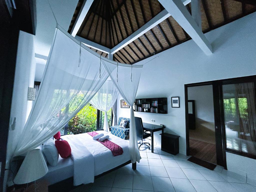 Postel nebo postele na pokoji v ubytování Ambary Ubud - Villas With Workspaces, Ideal For Groups