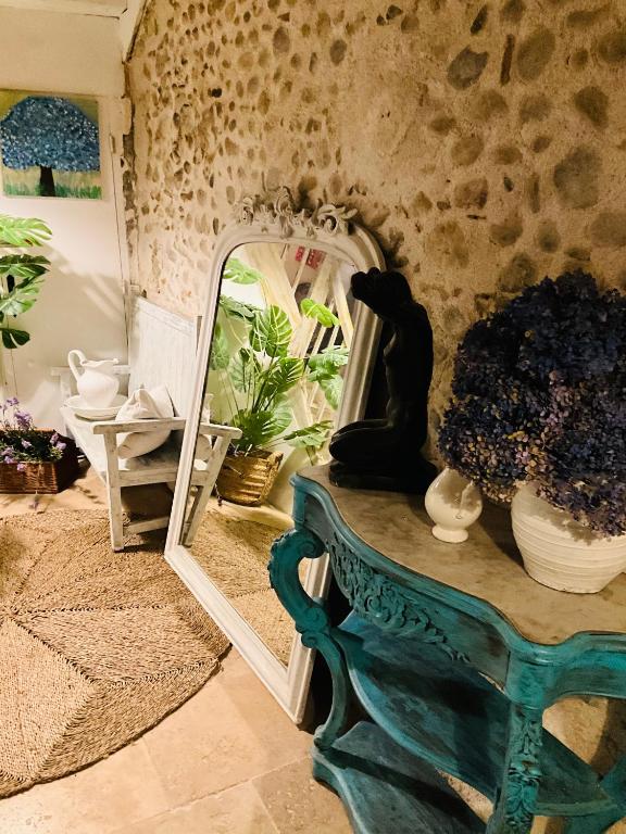 Posezení v ubytování Hôte Labyrinthe lit 180 cm salle de bain, petit dej compris
