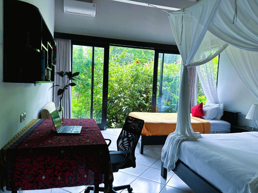 Postel nebo postele na pokoji v ubytování Ambary Ubud - Villas With Workspaces, Ideal For Groups