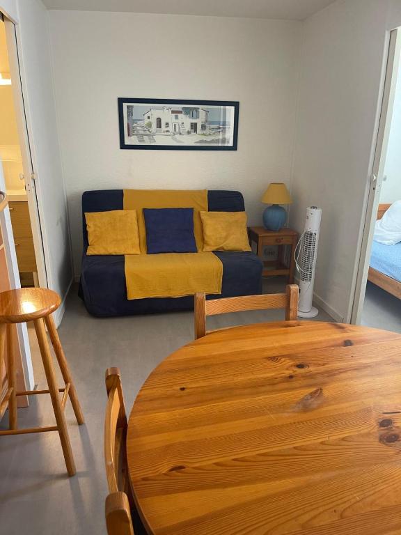 un salon avec un canapé et une table dans l'établissement Studio cabine, plage de St Cyprien, 200 m de la mer, à Saint Cyprien Plage