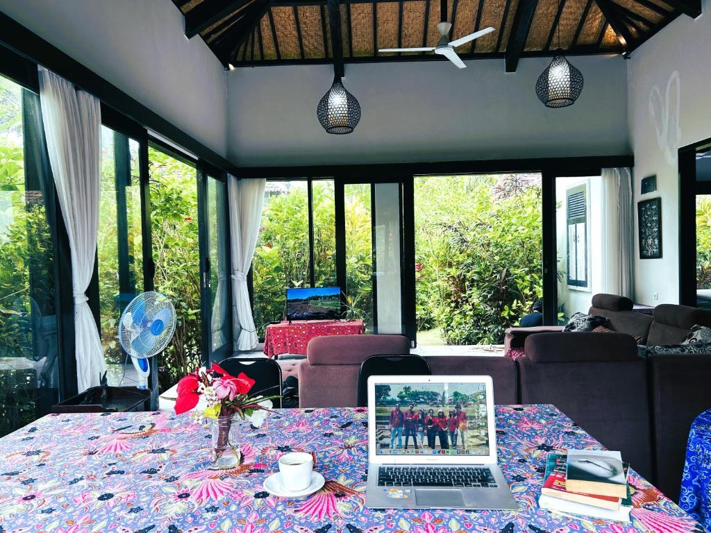 TV a/nebo společenská místnost v ubytování Ambary Ubud - Villas With Workspaces, Ideal For Groups