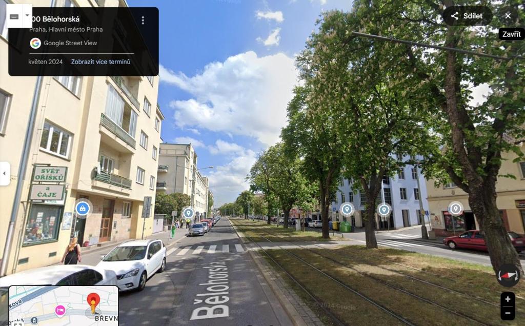 プラハにあるApt 100 Pragueの道路に駐車された車のある通りの景色