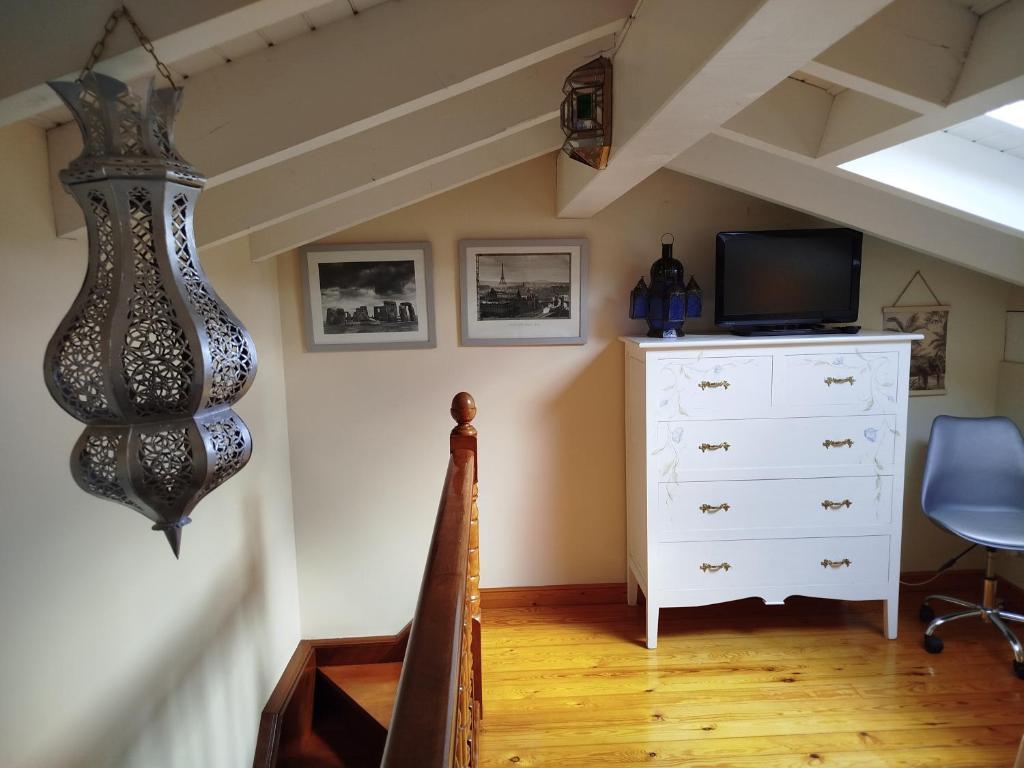 Televízia a/alebo spoločenská miestnosť v ubytovaní Cabárceno Chalet vacacional Casa Pedro La Abadilla