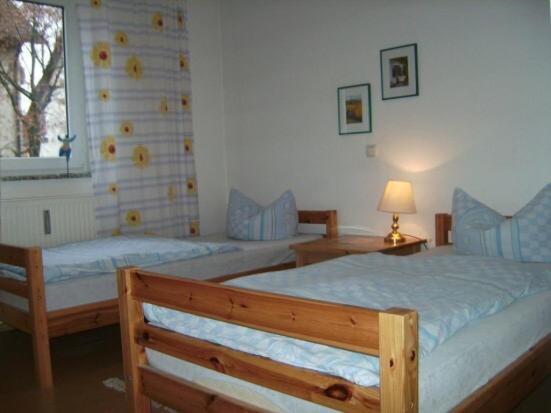 une chambre avec deux lits jumeaux et une fenêtre dans l'établissement Family Apartments Pepic, à Ulcinj