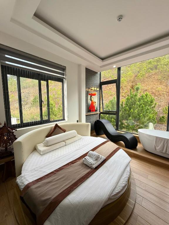 Postel nebo postele na pokoji v ubytování Hotel Hoàng Châu Đà Lạt