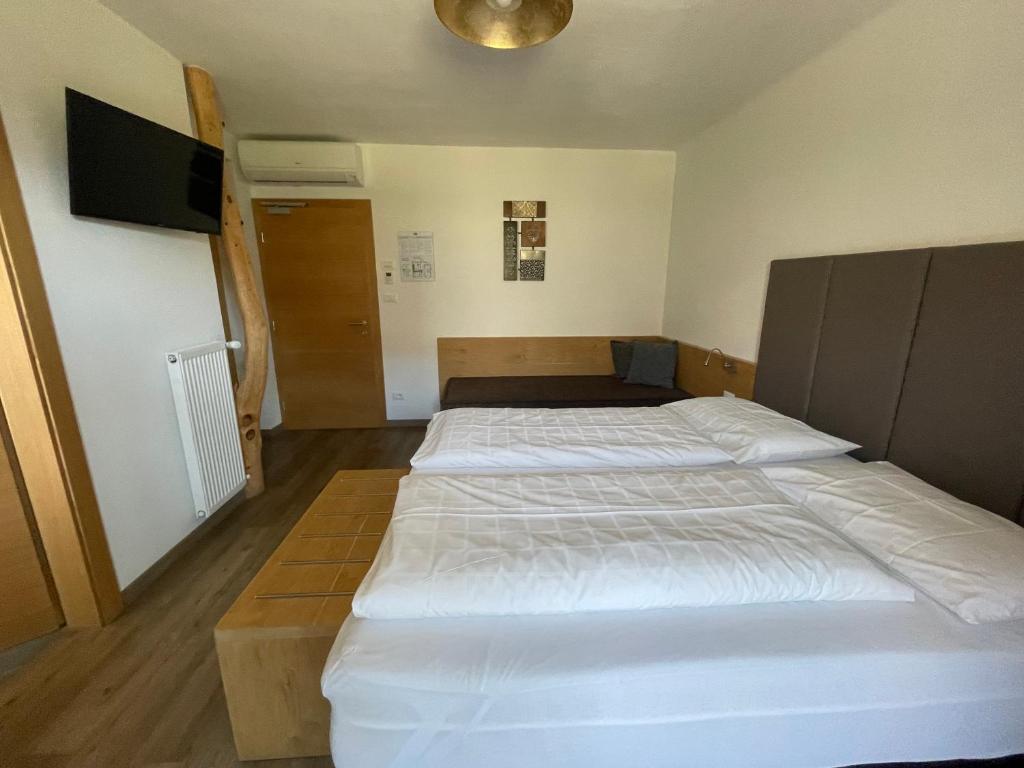 Postel nebo postele na pokoji v ubytování Guesthouse Dolomiten