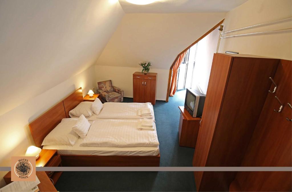 Postel nebo postele na pokoji v ubytování Hotel Főnix
