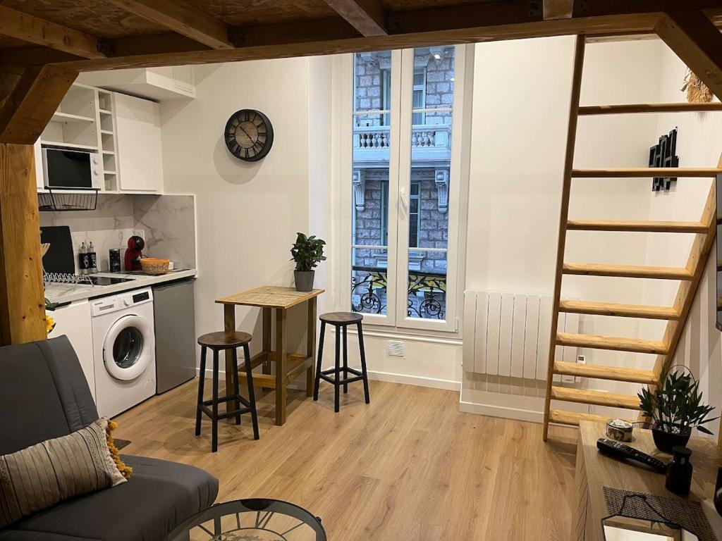 un salon avec un escalier et une cuisine dans l'établissement Nice Cosy, à Nice