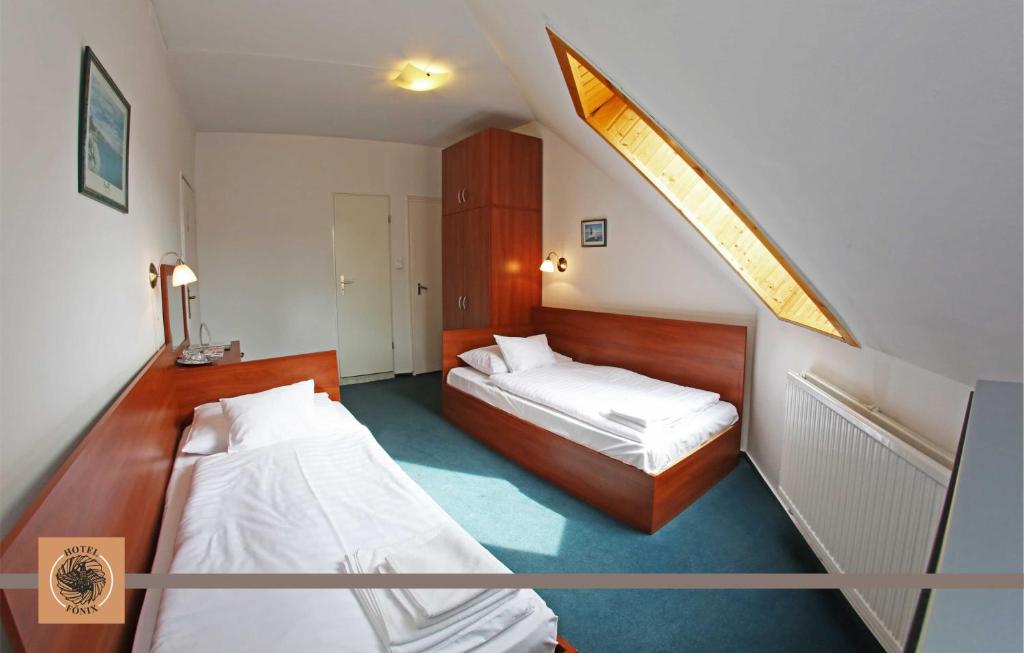 Postel nebo postele na pokoji v ubytování Hotel Főnix