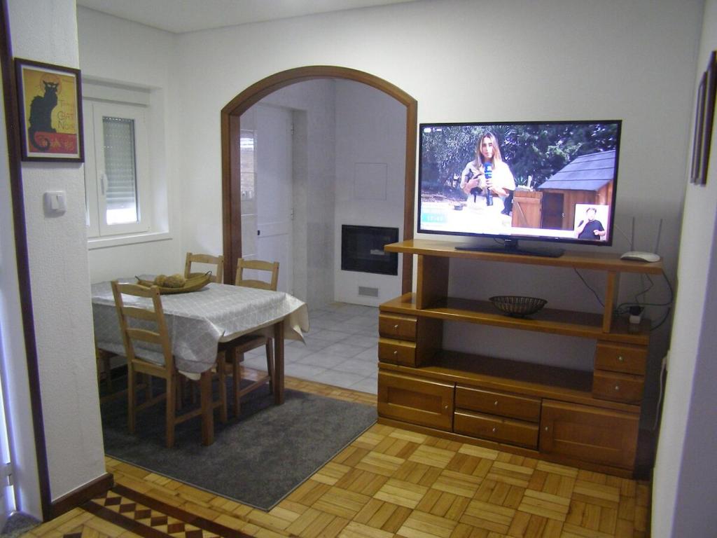 Μια τηλεόραση ή/και κέντρο ψυχαγωγίας στο House in quiet place, free parking