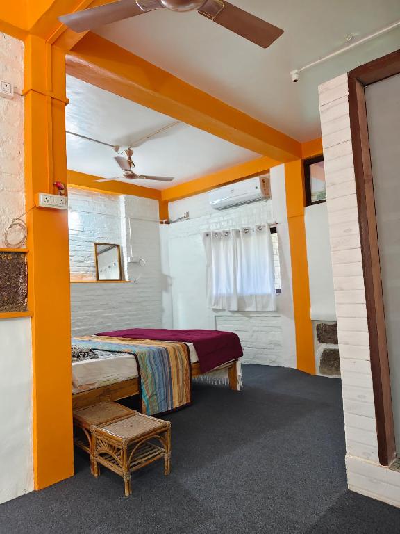 Postel nebo postele na pokoji v ubytování Abhayanand Agro Tourism