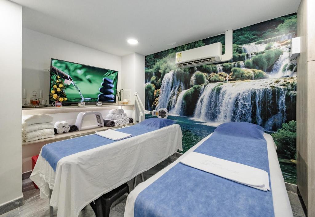 TV a/nebo společenská místnost v ubytování Hotel Laureles Plaza
