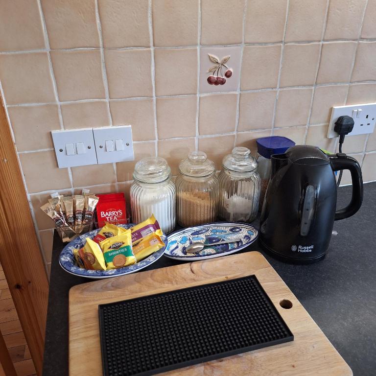 Příslušenství pro přípravu čaje a kávy v ubytování Lovely Twin Bedroom in Listowel Kerry
