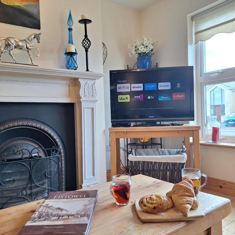 TV a/nebo společenská místnost v ubytování Lovely Twin Bedroom in Listowel Kerry