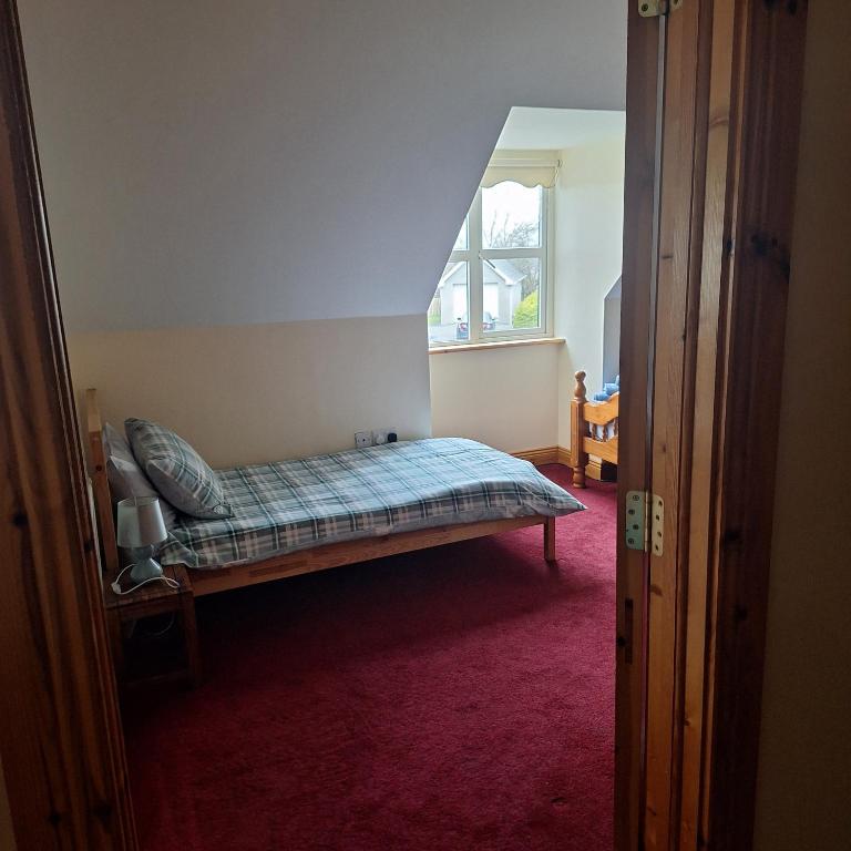 Postel nebo postele na pokoji v ubytování Lovely Twin Bedroom in Listowel Kerry