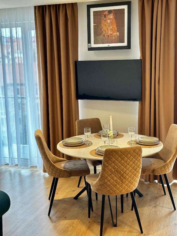 a dining room with a table and chairs at Deluxe Aparthotel Central in Zalău