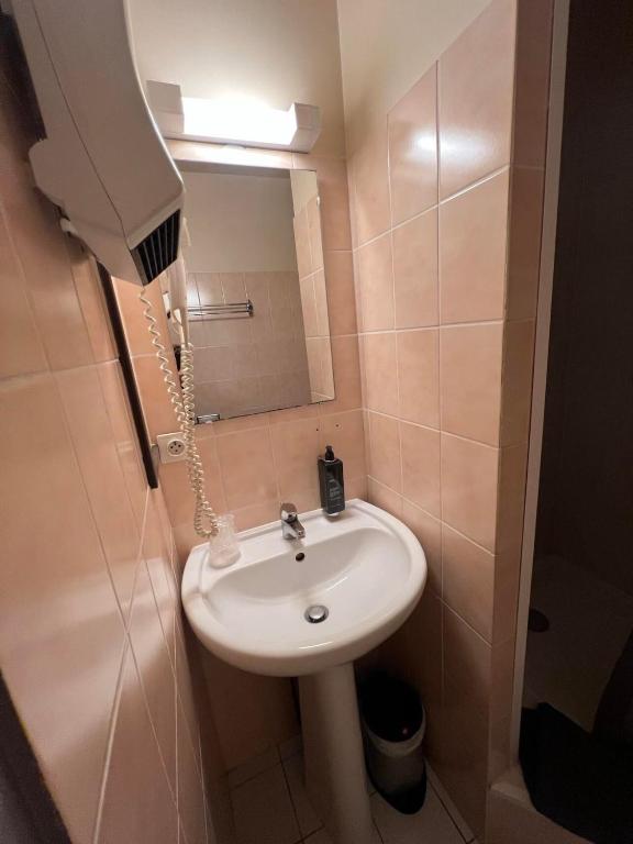 Koupelna v ubytování Au Bec Fin Hôtel