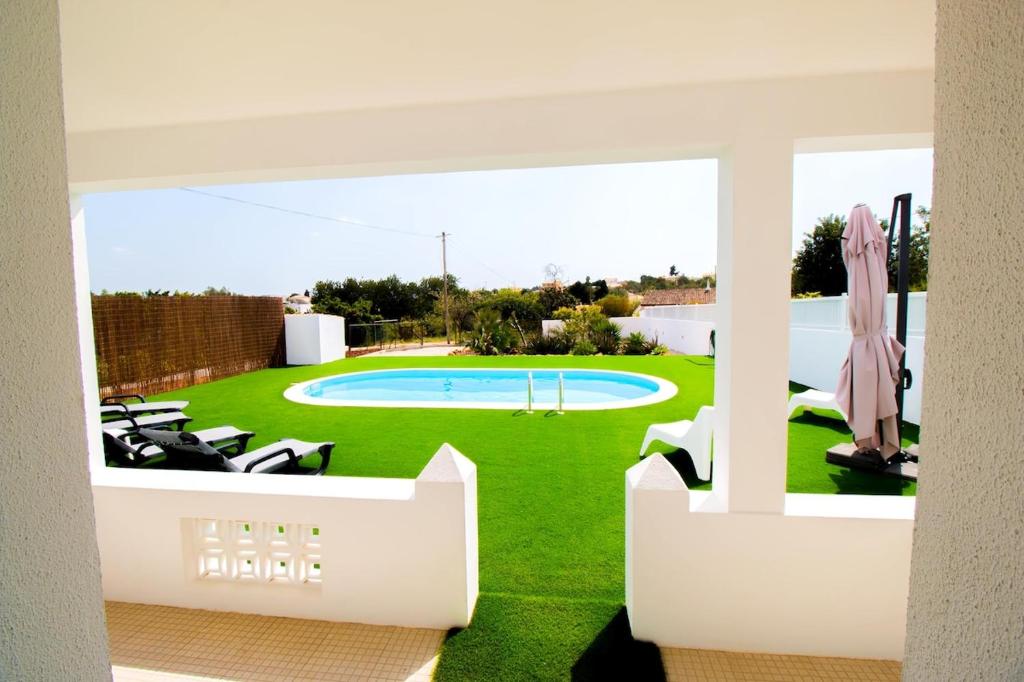 uitzicht vanaf het balkon van een huis met zwembad bij Villa Azul in Boliqueime