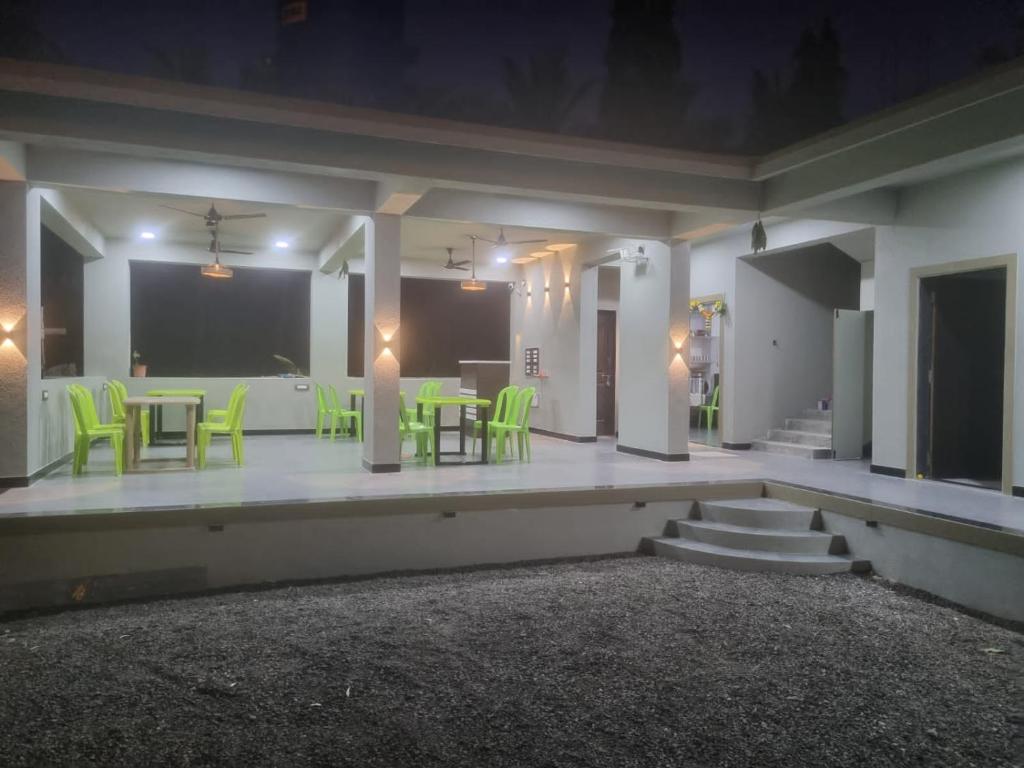 Kawasan patio atau luaran di Silver Sand Guest House