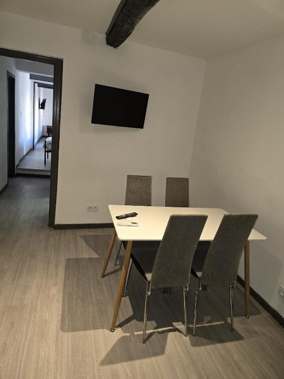 une salle à manger avec une table, des chaises et un miroir dans l'établissement gite atoma, à Rivesaltes