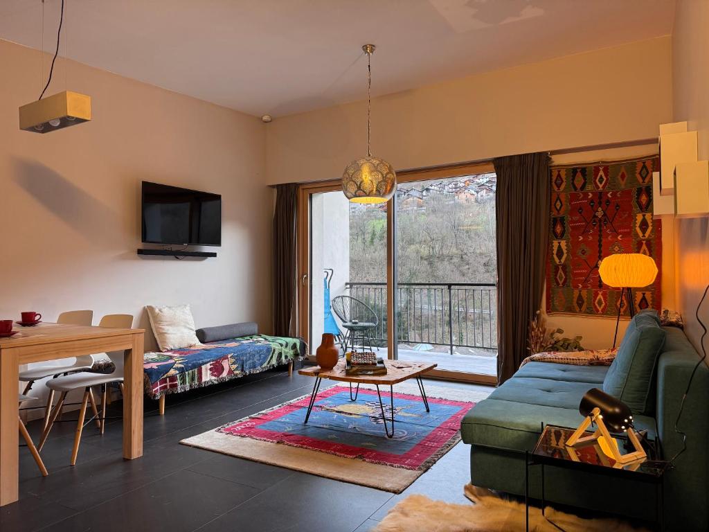 ein Wohnzimmer mit Sofa und Tisch in der Unterkunft New Ski Apt in Three Valleys - L'Écrin in Brides-les-Bains
